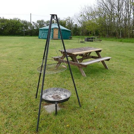 Alder Yurt Wych Elm Glamping Hotel Хелстън Екстериор снимка